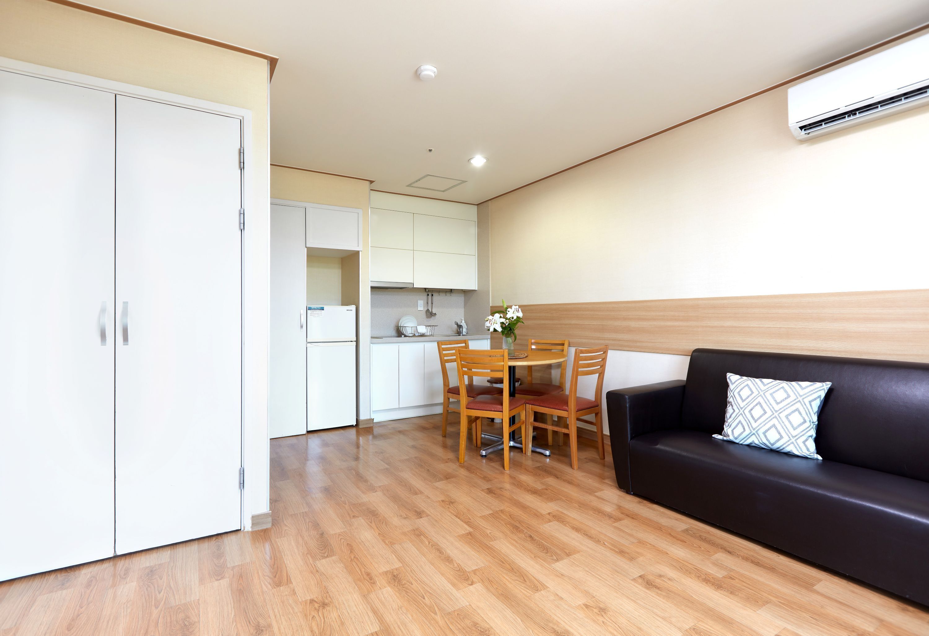 Cubrecamas, decoración personalizada y muebles diferentes 