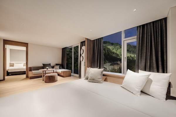 TV layar datar, meja tenis meja, dan lantai berpemanas