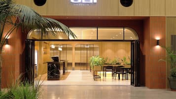 7 restaurants, breakfast, brunch served; Korean cuisine