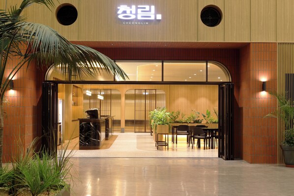 7 restaurants, breakfast, brunch served; Korean cuisine