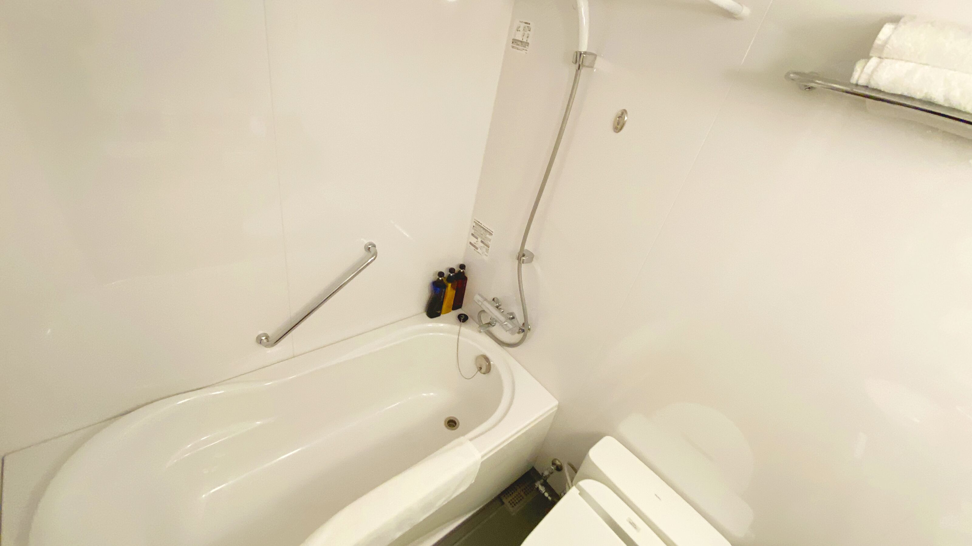 combined shower/bathtub, free toiletries, slippers, electronic bidet