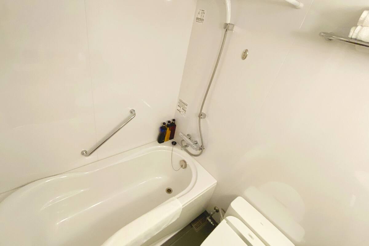 combined shower/bathtub, free toiletries, slippers, electronic bidet