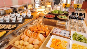 Ein reichhaltiges Buffet mit verschiedenen Speisen und Getränken.