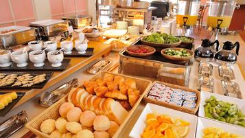 Desayuno buffet diario (JPY 3000 por persona)