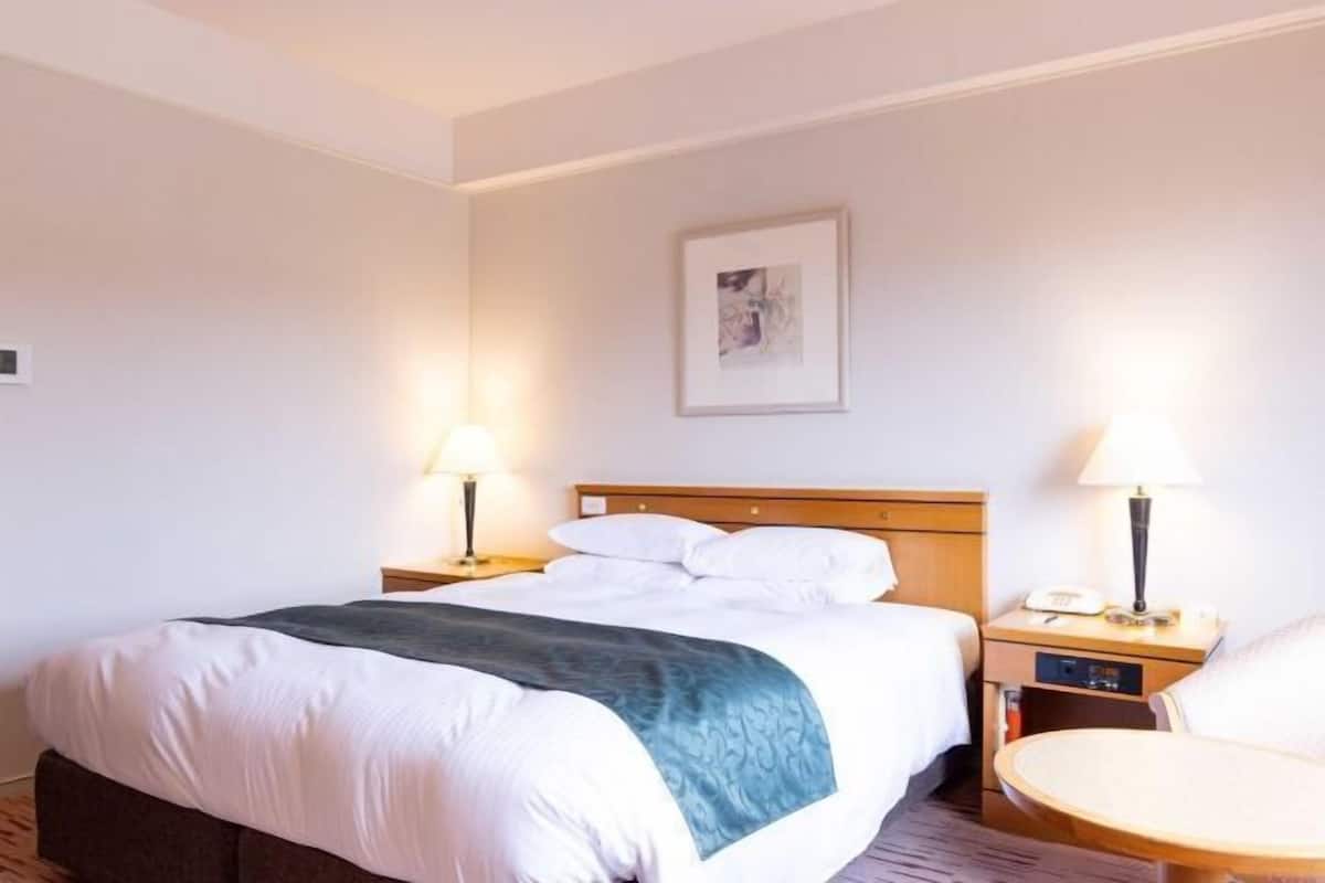 In-room safe, desk, soundproofing, iron/ironing board