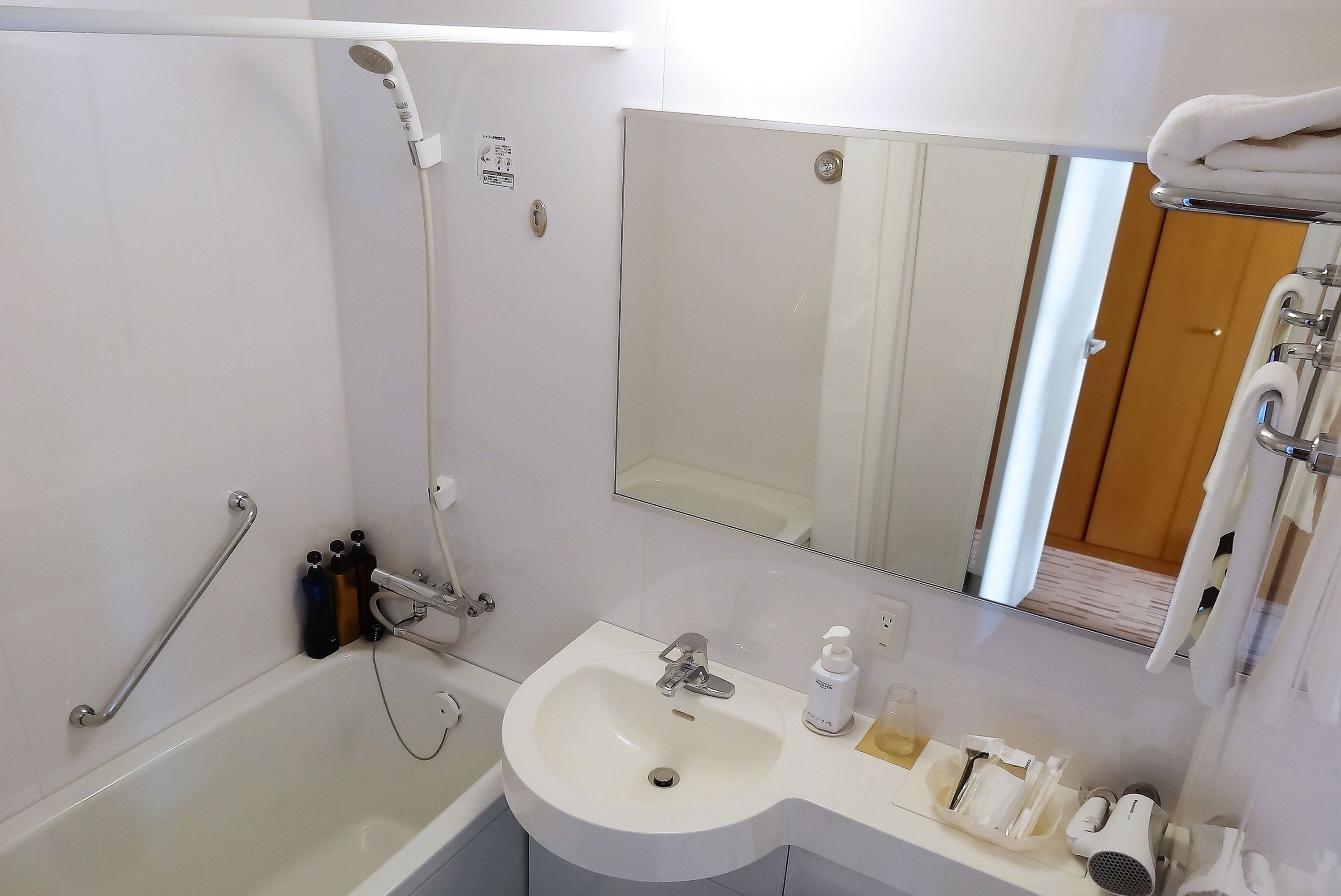 combined shower/bathtub, free toiletries, slippers, electronic bidet