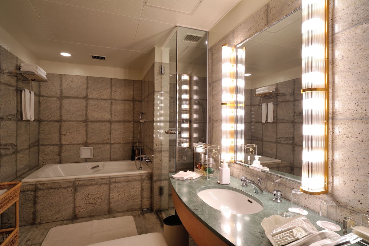 combined shower/bathtub, free toiletries, slippers, electronic bidet