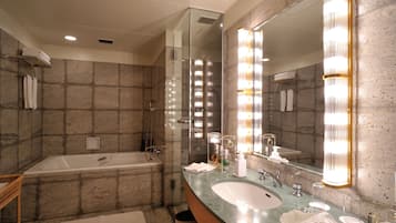 Duschwanne, kostenlose Toilettenartikel, Hausschuhe