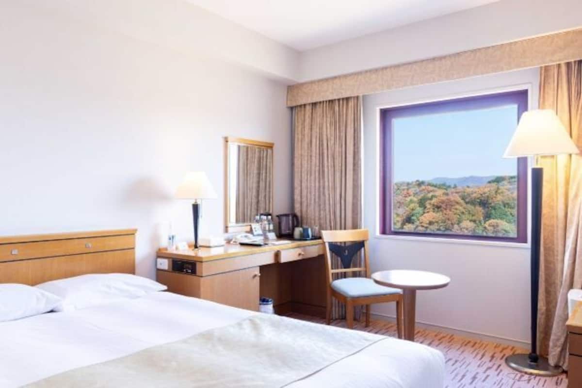 In-room safe, desk, soundproofing, iron/ironing board