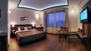 Minibar, caja de seguridad en la habitación y escritorio