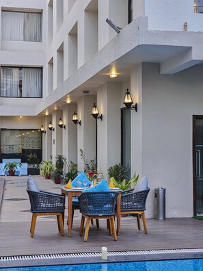 Outdoor pool - The Retreat (Agra)