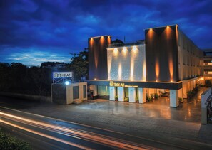 Fassade der Unterkunft – Abend/Nacht