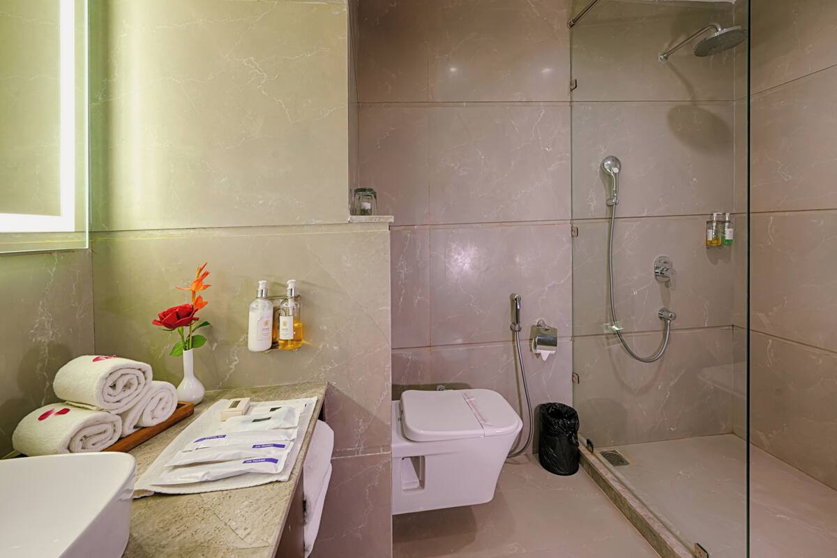 Ein Badezimmer mit Toilette, Dusche und Waschbecken.