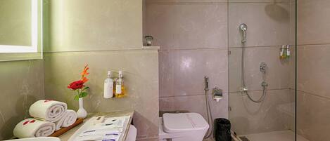 Un baño con inodoro, ducha y lavamanos.