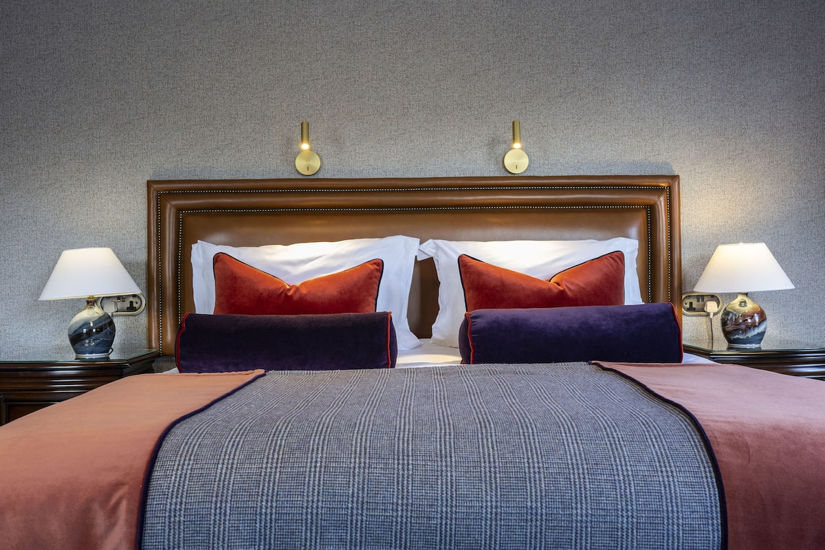 superior double room | 1 bedroom, premium bedding, desk, iron/ironing board