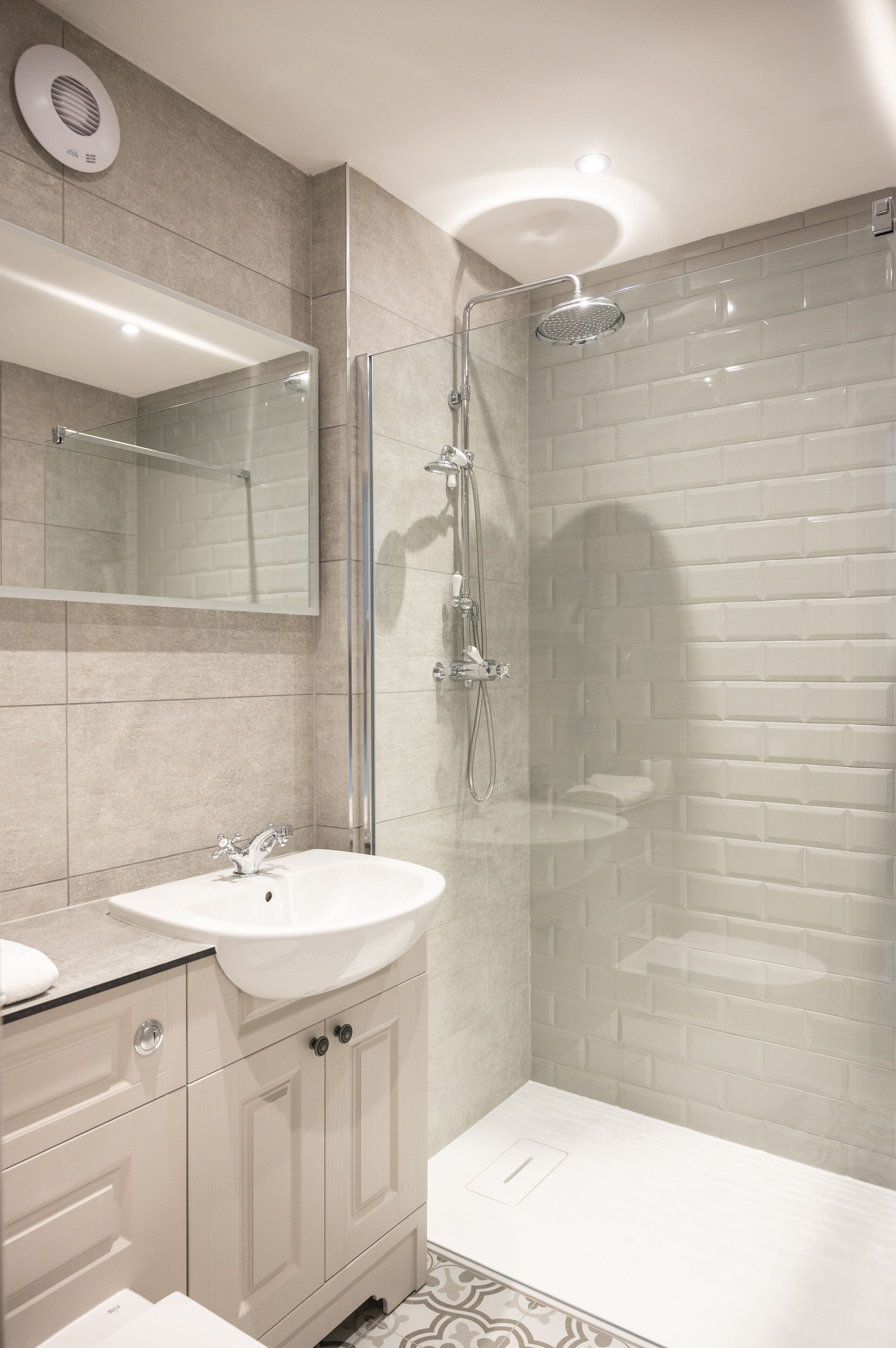 standard double room, ensuite | bathroom | rainfall showerhead, free toiletries, hair dryer, slippers