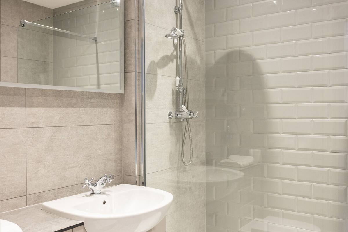 standard double room, ensuite | bathroom | rainfall showerhead, free toiletries, hair dryer, slippers