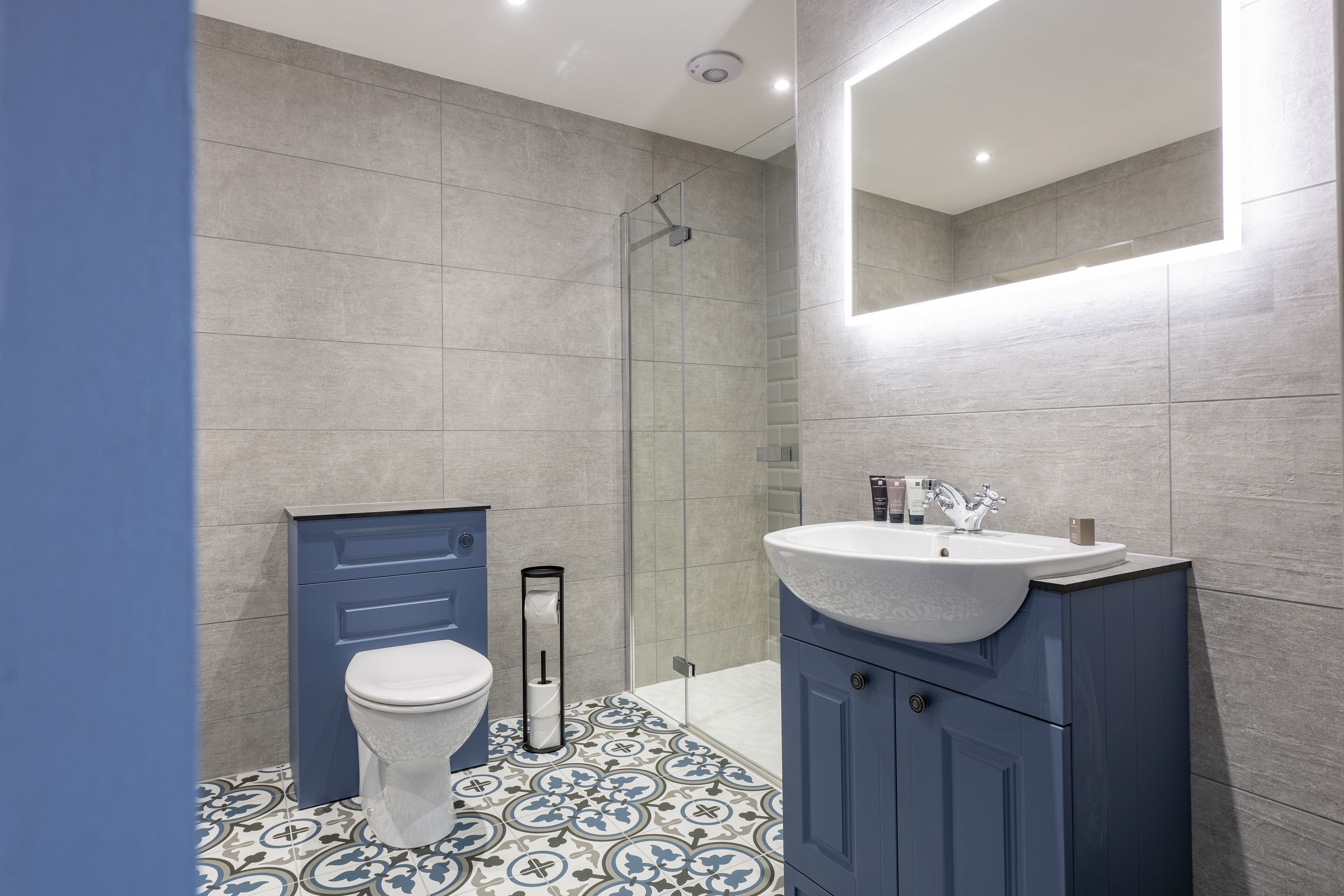 Ein modernes Badezimmer mit Toilette, Waschbecken und Dusche.