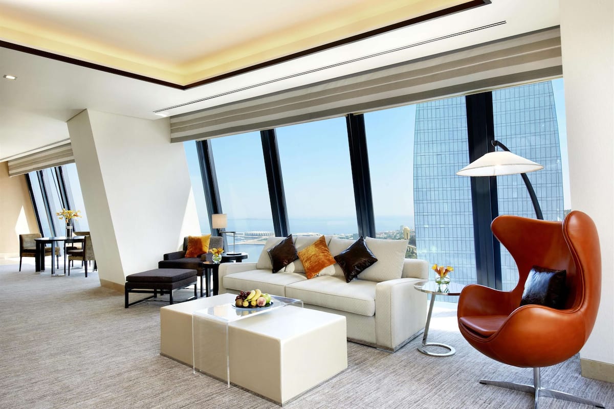 Minibar, Zimmersafe, Schreibtisch, Verdunkelungsvorhänge
