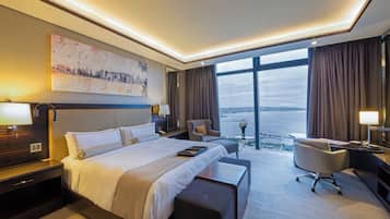 Deluxe King Room, Sea View | Hypo-allergenic bedding, minibar, in-room safe, desk