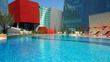 Piscine couverte, piscine extérieure (ouverte en saison)