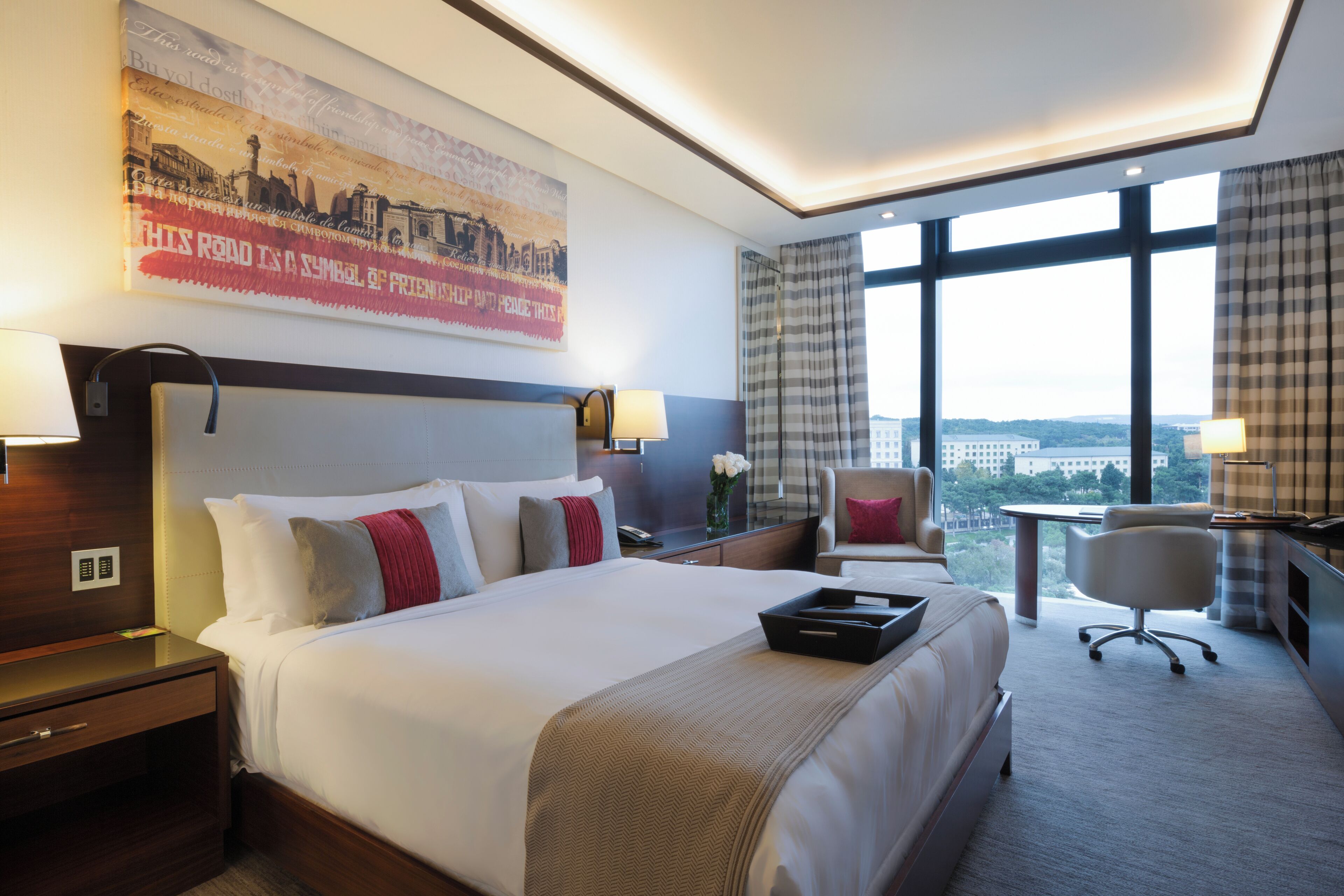 华丽客房, 1 张双人床, 城市景观 | 防过敏的被褥、迷你吧、客房内保险箱、办公桌