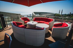 Alberca techada, alberca al aire libre por temporada y camastros