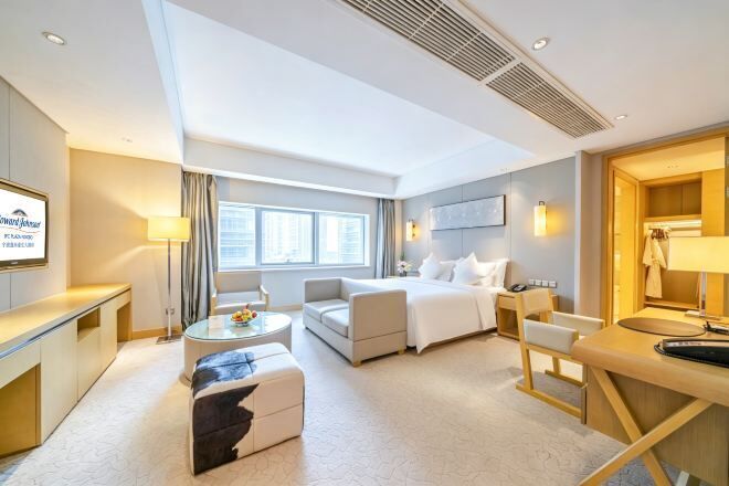 Minibar, safe på rommet, skrivebord og lydisolert