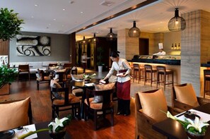 5 間餐廳；供應午餐、晚餐；地中海菜