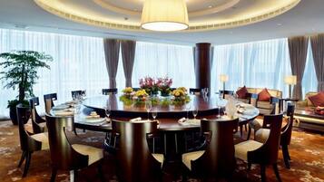 Breakfast (CNY 128 per person)