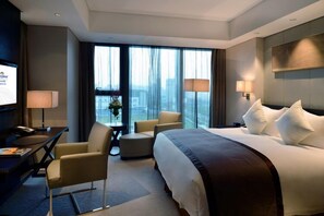 Minibar, in-room safe, desk, soundproofing - Howard Johnson IFC Plaza Ningbo (Ningbo)