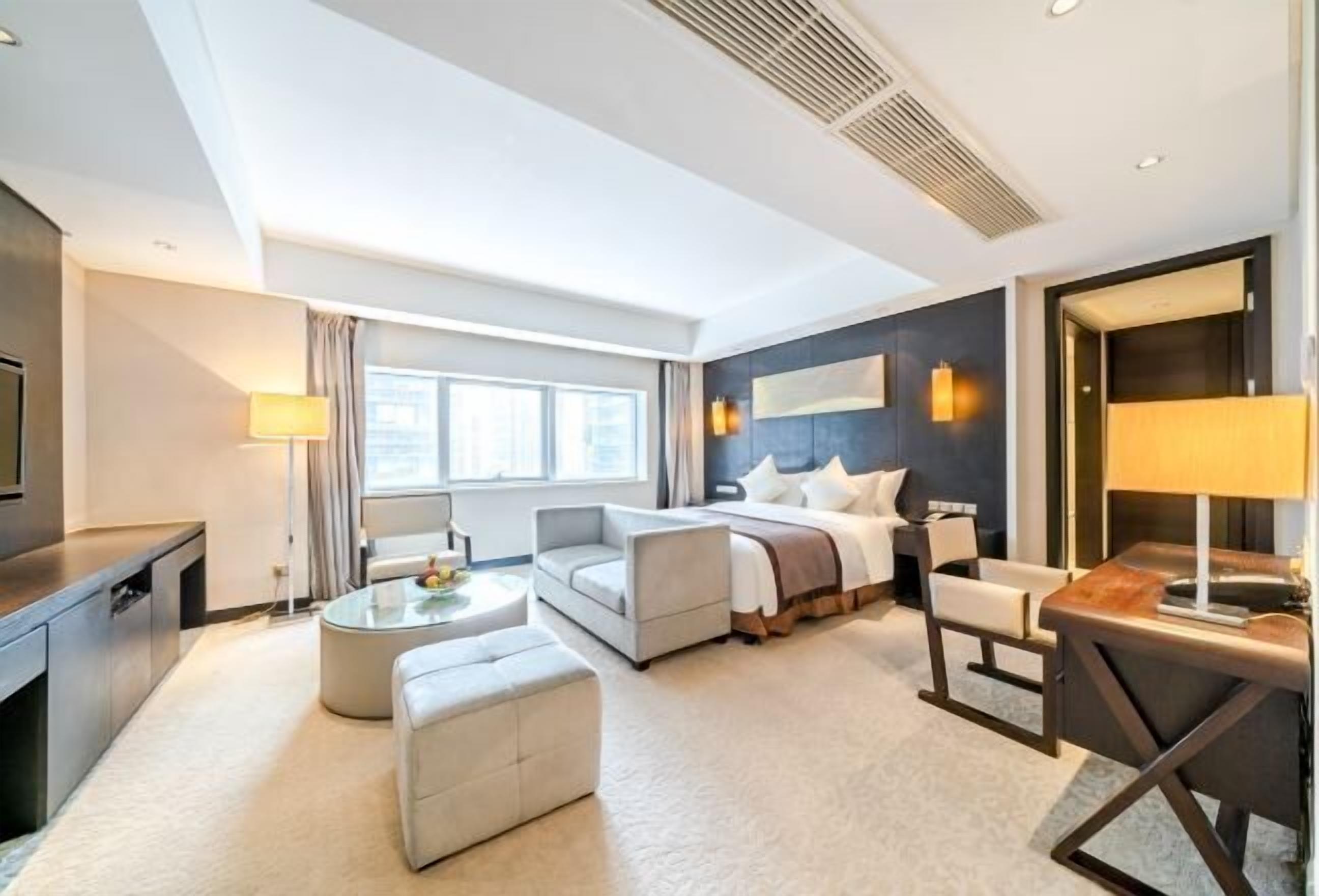 Minibar, safe på rommet, skrivebord og lydisolert
