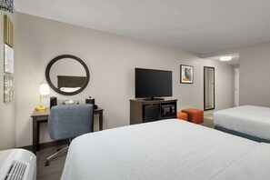 書桌、手提電腦工作空間、遮光窗簾/窗簾、熨斗/熨衫板