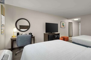 Escritorio, espacio para trabajar con laptop y cortinas blackout 