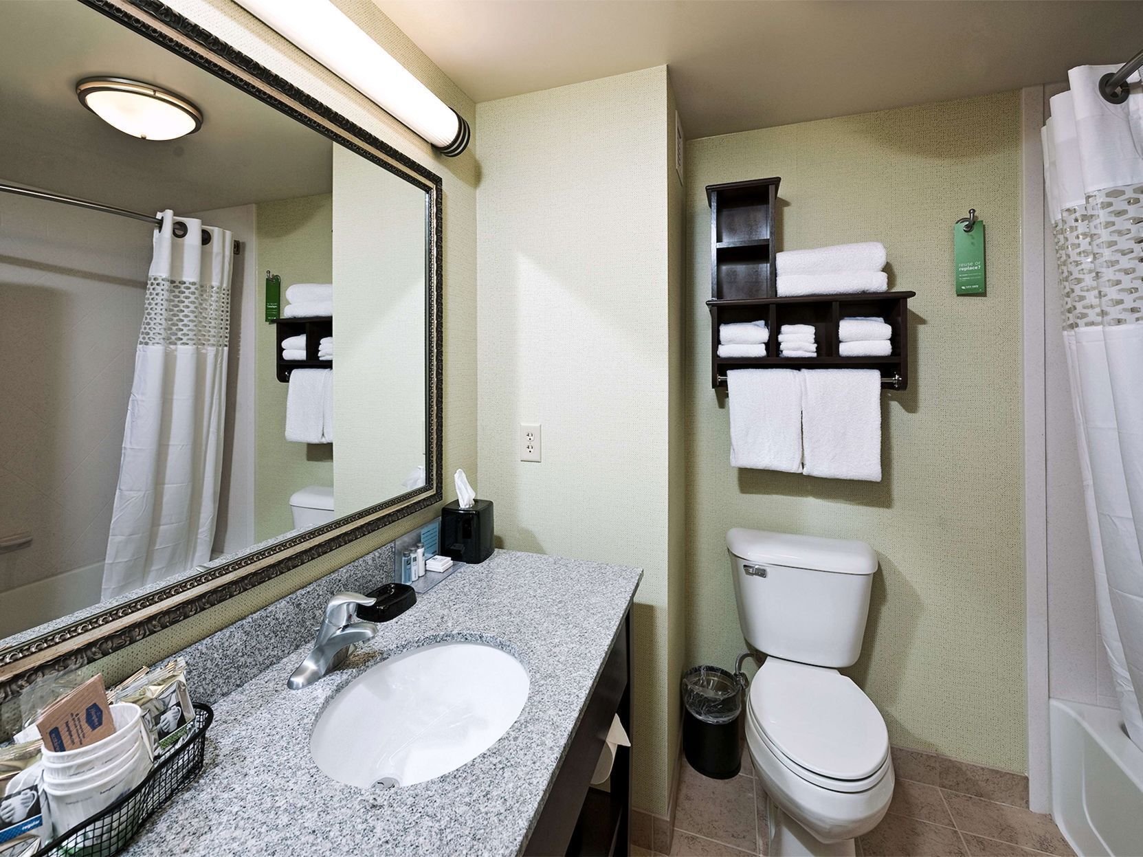 Bathroom | Combined shower/tub, free toiletries, hair dryer, towels