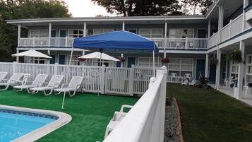 Hồ bơi ngoài trời phục vụ theo mùa