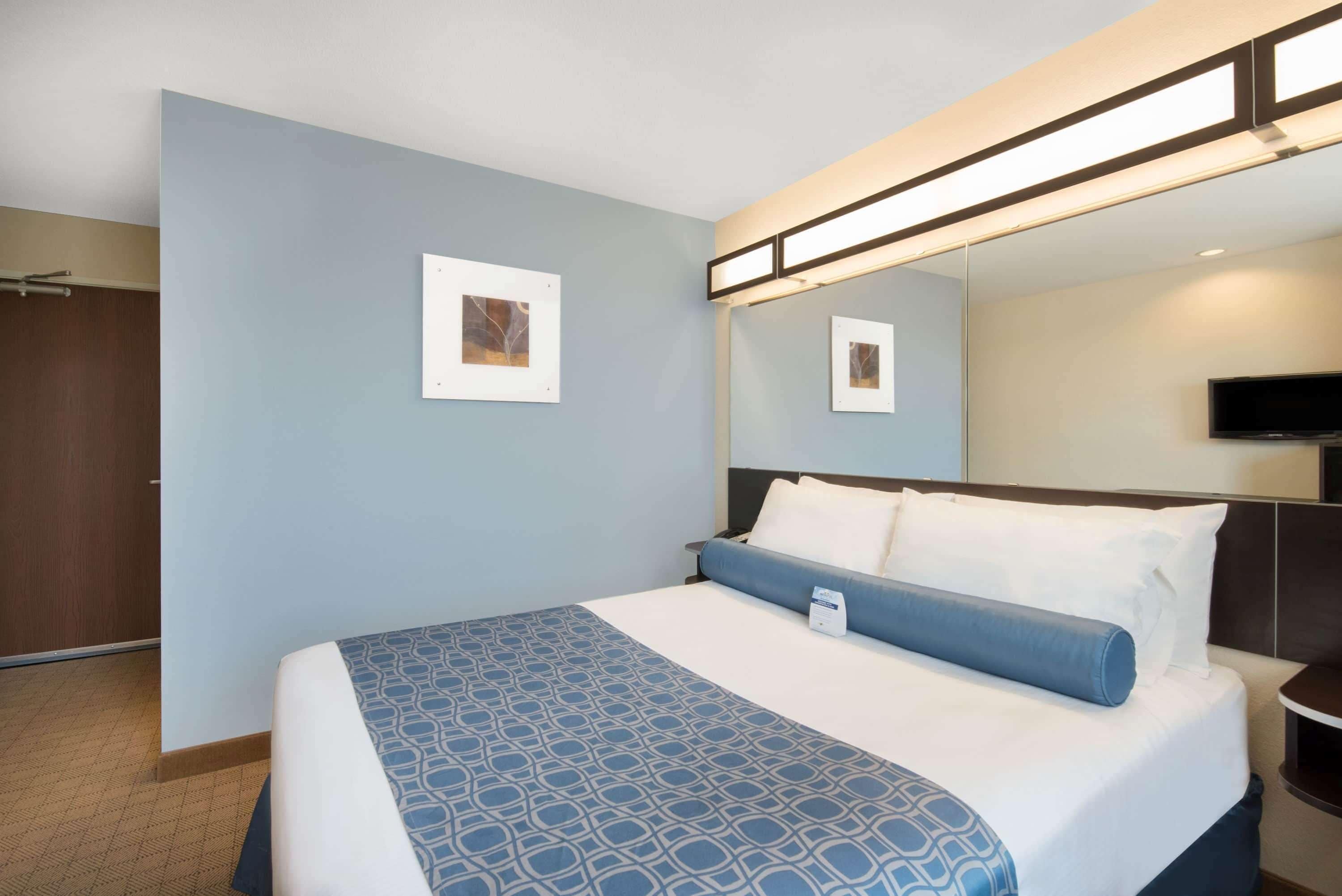 standard room, 1 queen bed, non smoking | in-room safe, desk, blackout curtains, rollaway beds