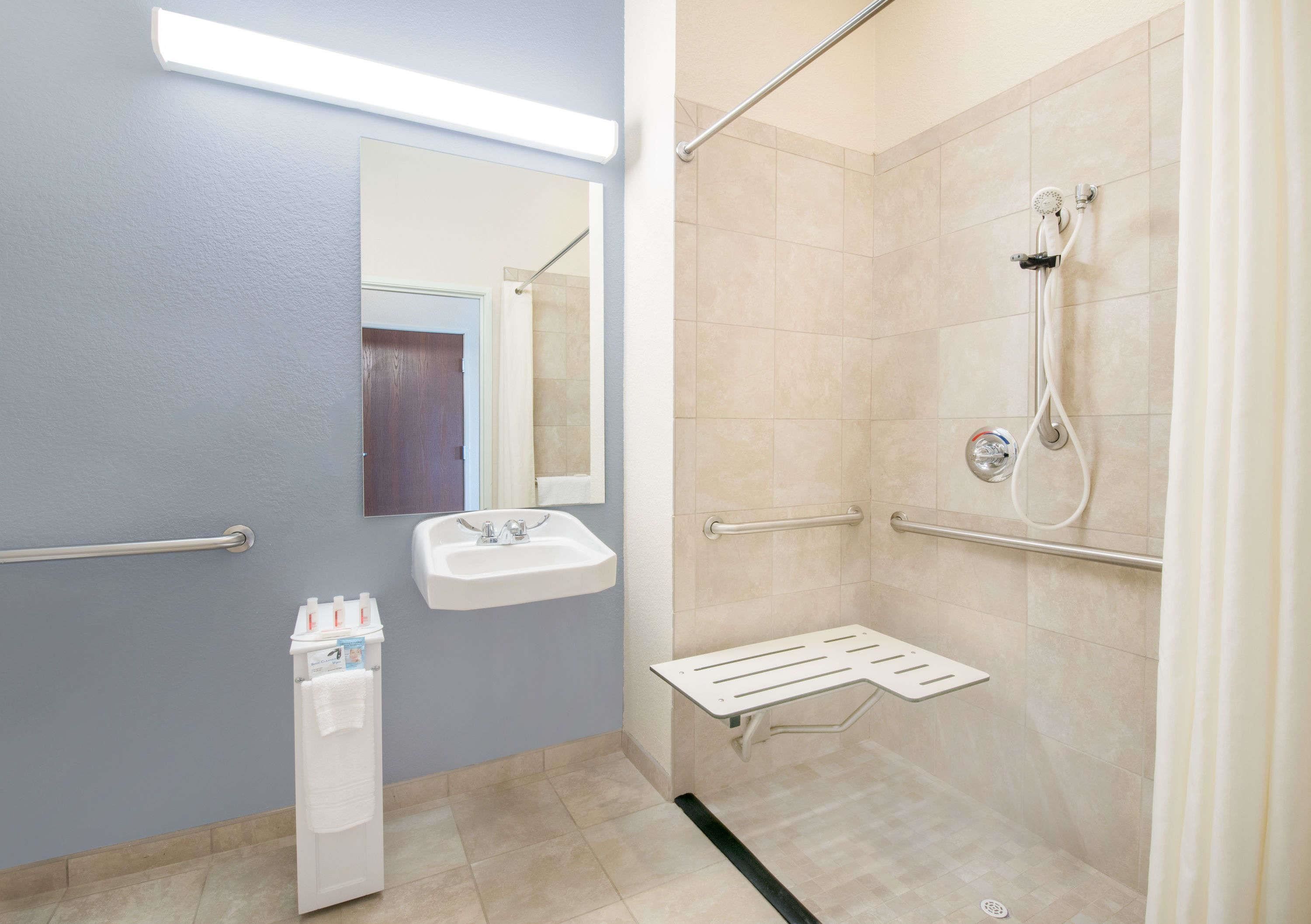 standard room, 1 queen bed, accessible, non smoking | bathroom | combined shower/bathtub, free toiletries, hair dryer, towels