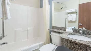 Duschwanne, kostenlose Toilettenartikel, Haartrockner, Handtücher