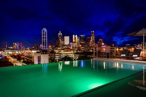 A rooftop pool with a city skyline in the background. - Canvas Hotel Dallas (Dallas)