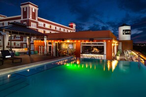 Piscine extérieure, chaises longues