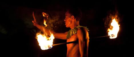 Una persona actuando con fuego.