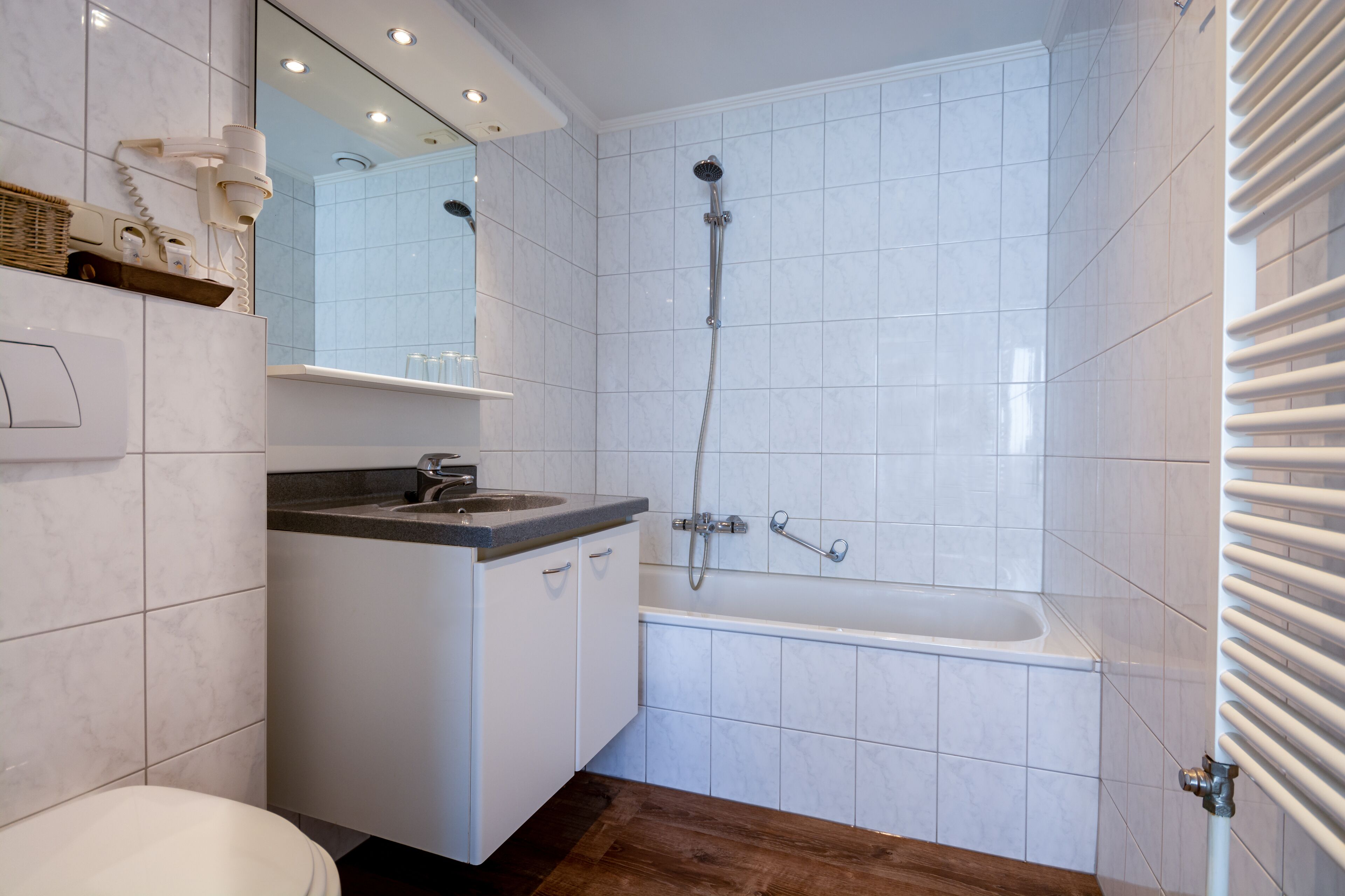 deluxe apartment, 1 bedroom, kitchen | bathroom | shower, rainfall showerhead, towels
