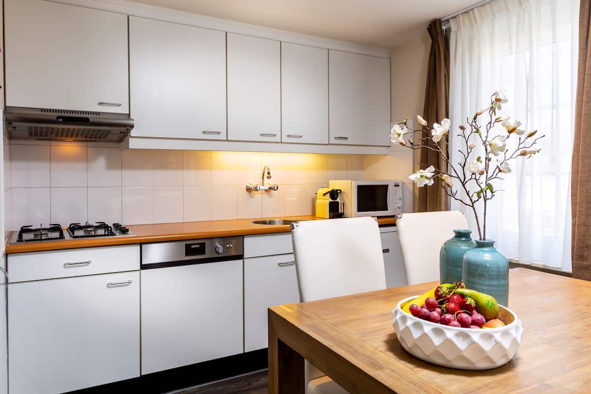 suite | private kitchen | coffee/tea maker, electric kettle