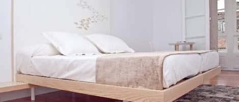 Betten mit Memory-Foam-Matratzen, Zimmersafe, individuell dekoriert