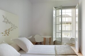 Betten mit Memory-Foam-Matratzen, Zimmersafe, individuell dekoriert