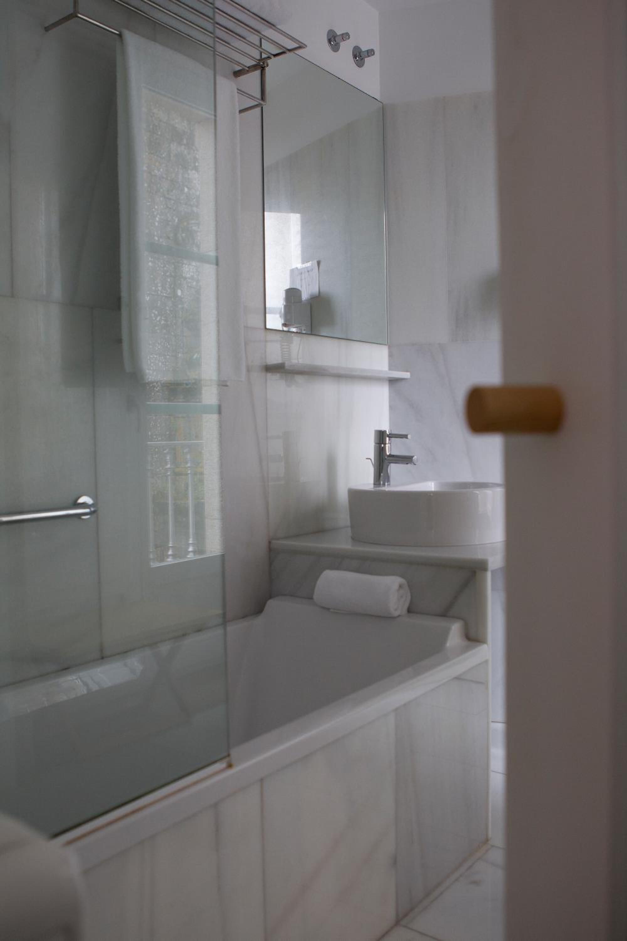 bathtub, deep-soaking bathtub, free toiletries, hair dryer