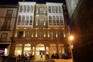 A historic building with multiple balconies and large windows, featuring a ground-floor restaurant with outdoor seating. - Hotel Pazo de Altamira (Santiago de Compostela)