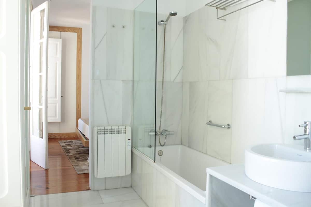 bathtub, deep-soaking bathtub, free toiletries, hair dryer