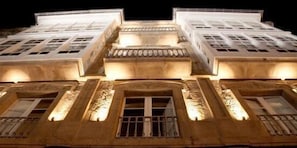 Fassade der Unterkunft – Abend/Nacht